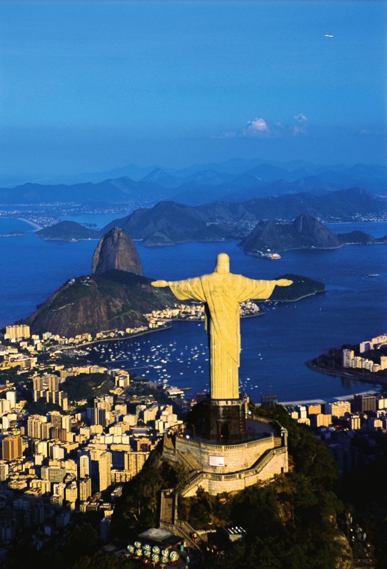 Kolos sochy Krista Spasitele měří téměř 40 metrů. I proto patří mezi nejznámější a nejnavštěvovanější místa v celé Brazílii.
