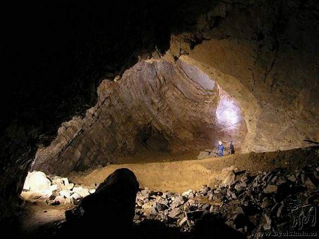 V jeskyni bylo nalezeno několik desítek zohavených lidských těl.