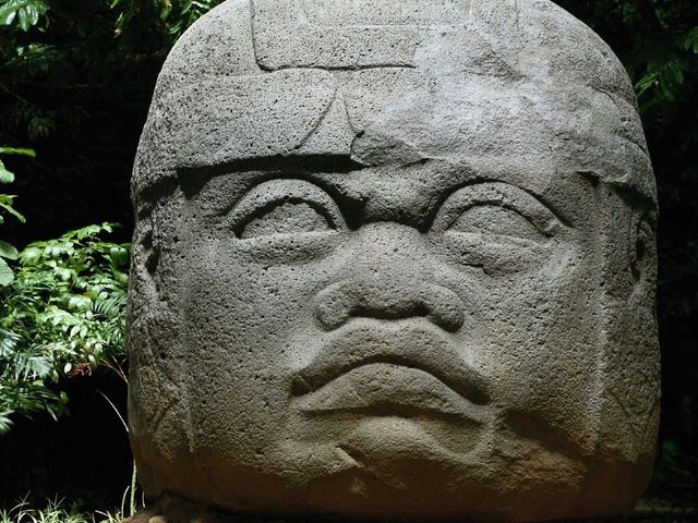 Kamenná hlava typická pro kulturu Olméků.