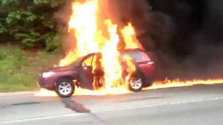 Jak se muž dostal z hořícího auta?