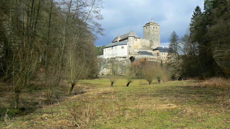 Pohled z údolí Plakánek směrem ke středověkému hradu Kost.