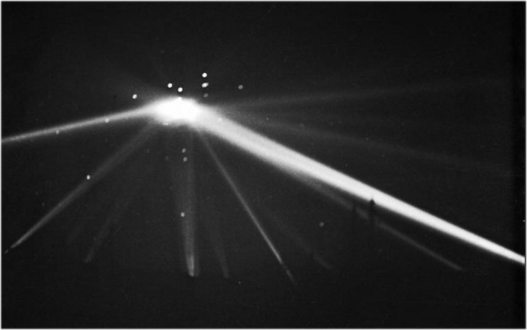 Slavná fotografie zachycuje světlomety namířené na údajné UFO.