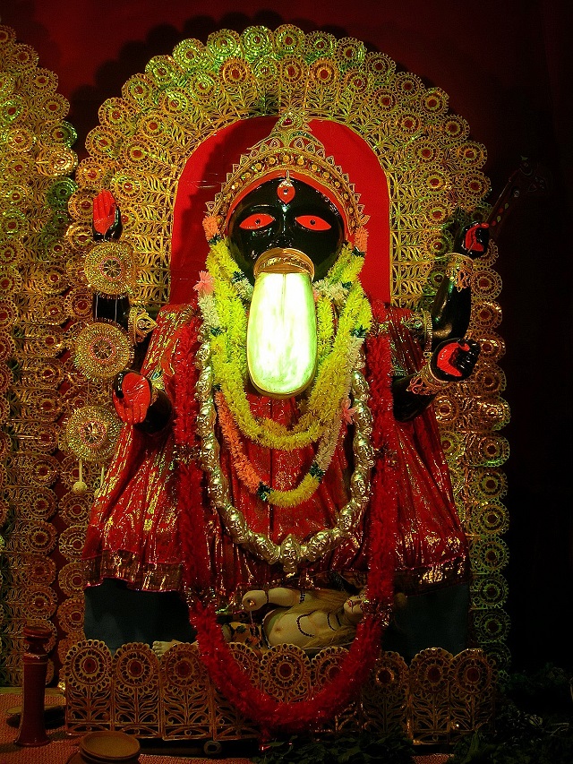 Takzvaná levotočivá svastika bývá v indickém prostřední spojována s bohyní Kálí.