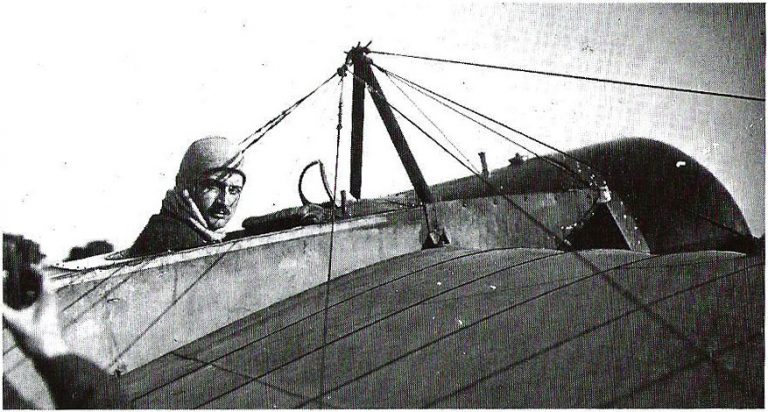 Roland Garros na snímku z roku 1913. Co se s pilotem skutečně stalo?