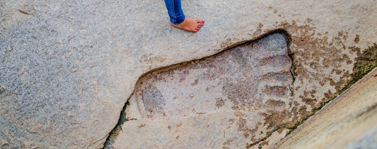 Komu patří obří stopy, které byly nalezeny v Asii a Africe?