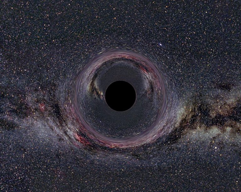 Simulovaná deformace obrazu Mléčné dráhy gravitační čočkou černé díry.