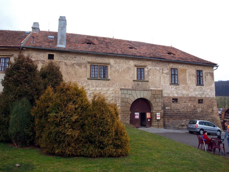 Hrad a zámek Staré Hrady je renesanční zámecký komplex.