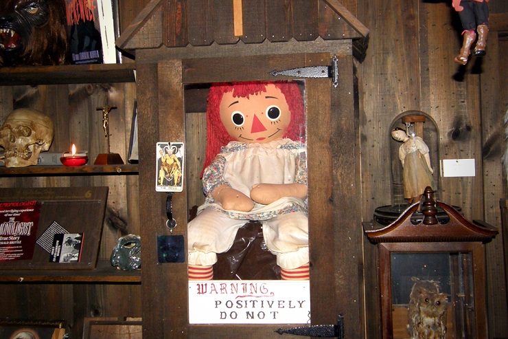 Prokletá panenka se údajně nachází v Muzeu okultních předmětů manželů Warrenových.