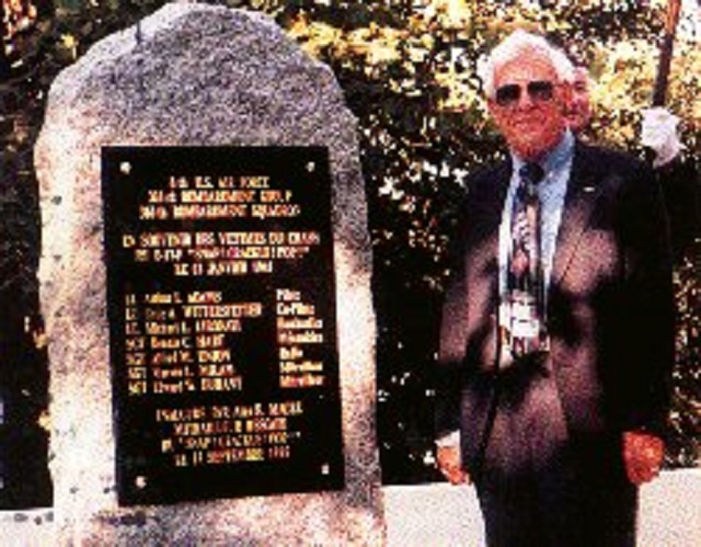 Alan E. Magee (na snímku u pomníku) se dožil požehnaného stáří.