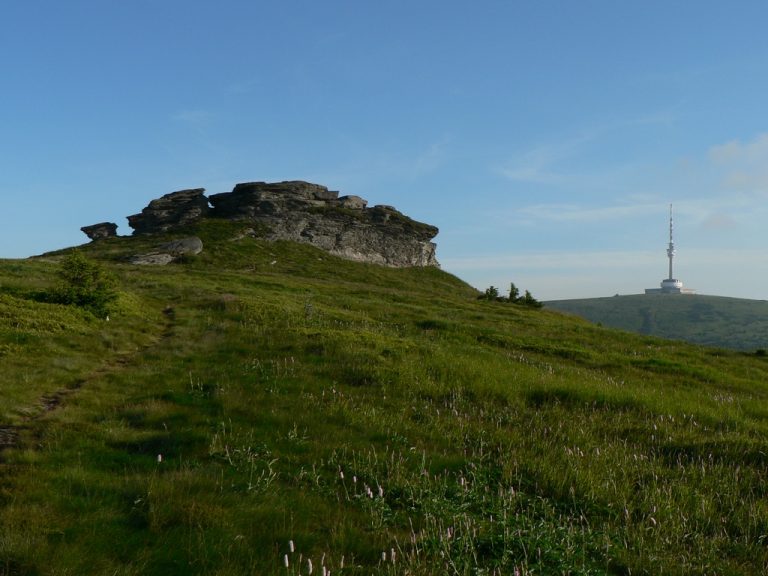 Petrovy kameny, v pozadí vrchol Pradědu