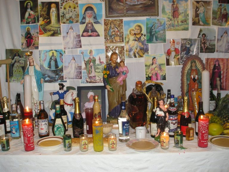 Na voodoo oltářích dnes najdete křesťanské symboly. I díky Laveau.
