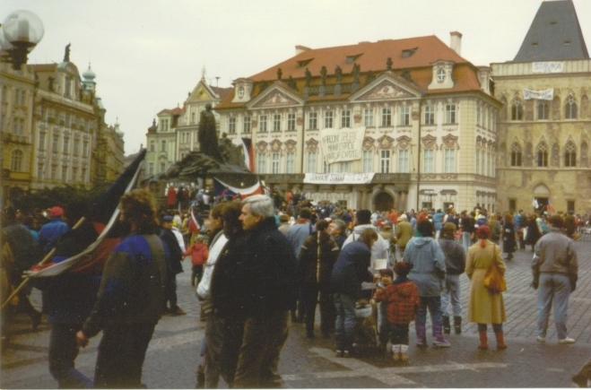 Demonstranti na Staroměstském náměstí v Praze