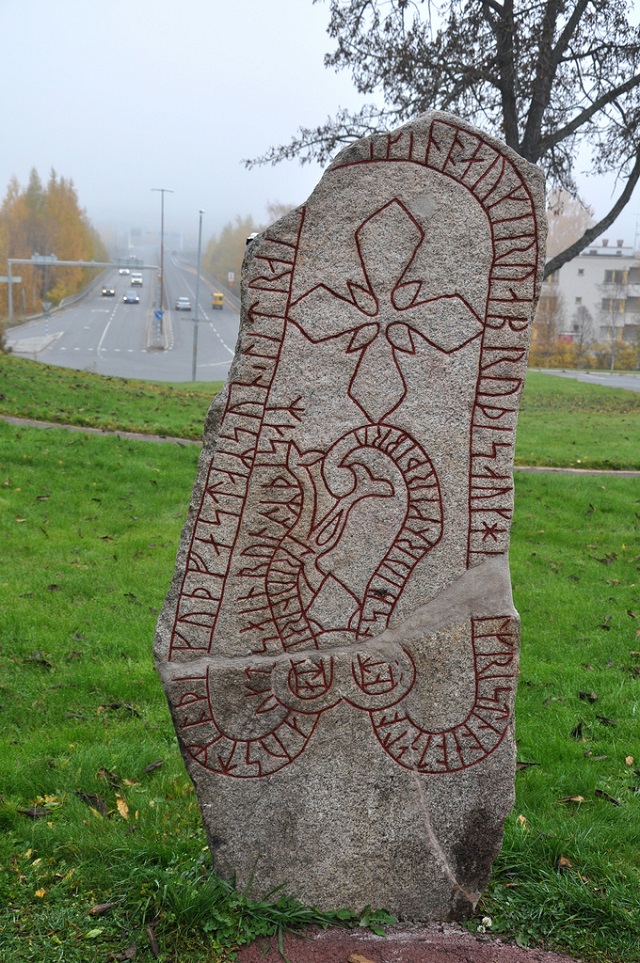 Runový kámen na ostrově Frösön s vyobrazením hadovitého stvoření.