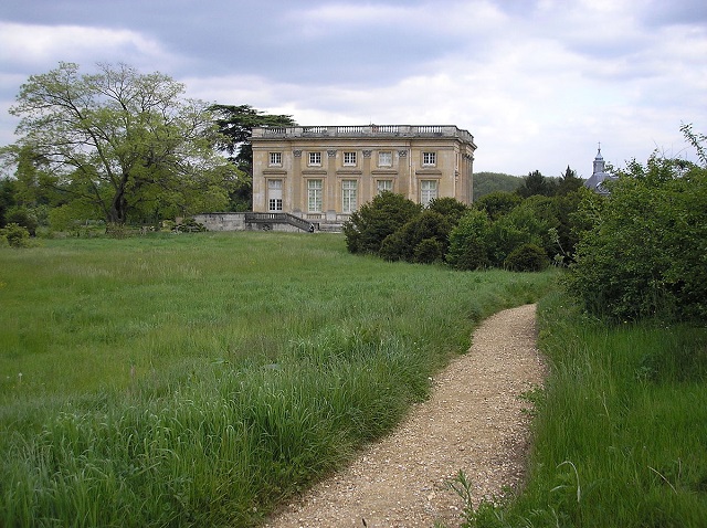 Zvláštní příhoda se měla stát cestou k zámku Petit Trianon.