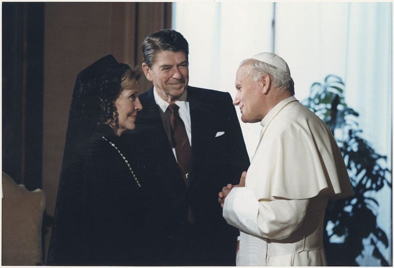 Jan Pavel II. a americký prezident Ronald Reagan s manželkou 7. června 1982