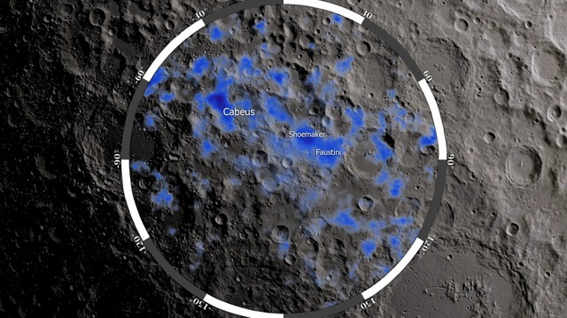 Sonda odhalila na měsíčním povrchu vodní led.