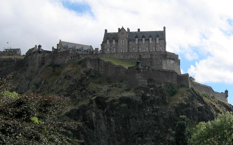 Čedičová vyvřelina tvořící Castle Rock s Edinburským hradem