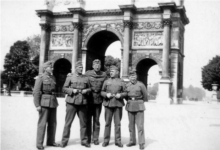 Němečtí vojáci v Paříži po dobytí Francie