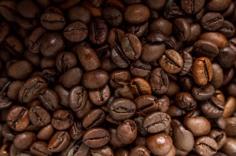 Hrozí, že se stanou kávová zrna vzácností?
