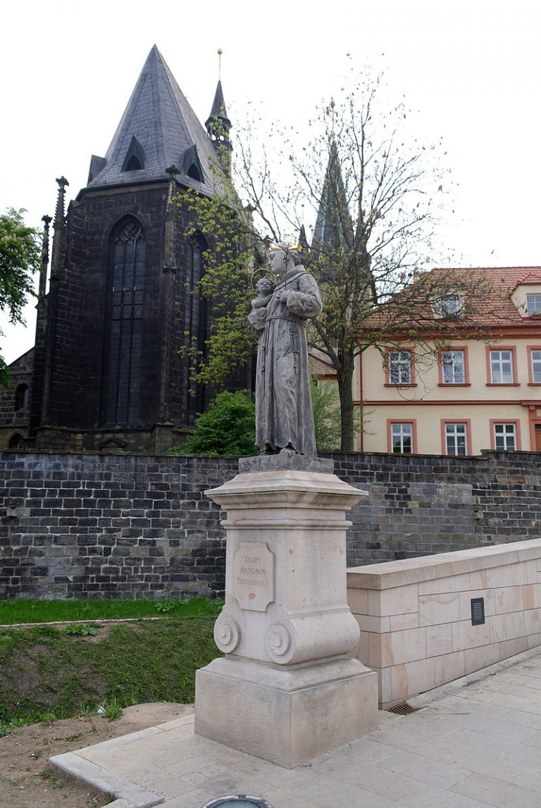 Socha svatého Antonína Paduánského před kostelem svatého Gotharda