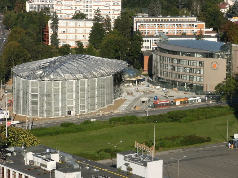 Budova Kongresového centra Zlín (vlevo) a univerzitní centrum (vpravo)