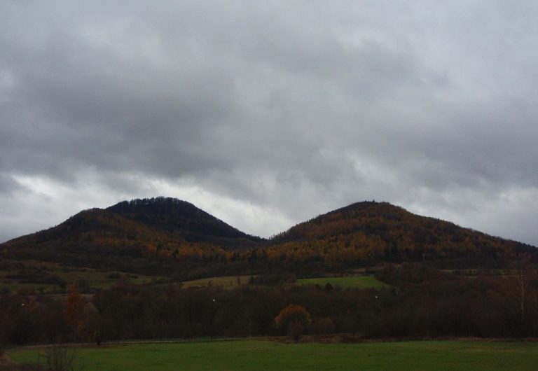 Pohled z Miřetic na vrchy Doupovských hor: Lestkov, Mravenčák (531 m) a Černý vrch (678 m)