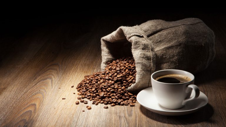 Nové výzkumy vědců pod vedením doktorky Marylin Cornelisové z lékařské fakulty Northwestern University Feinberg v Chicagu tvrdí, že lidé, kteří jsou citliví na hořkost kávy, jí vypijí víc