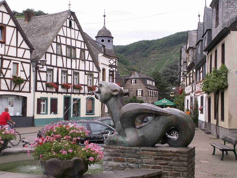 Stojí za pověstmi o středoevropských dracích záhadný plaz, známý jako tatzelwurm?