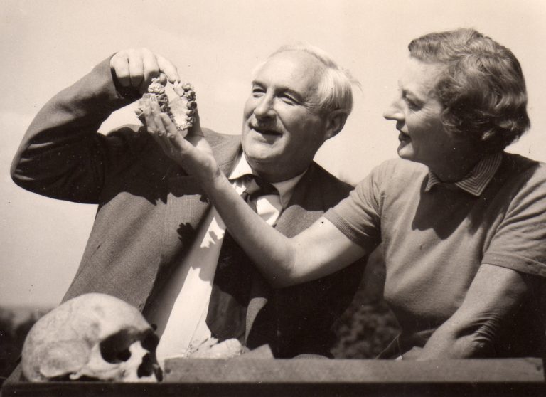 Otisky chodidel našli manželé Louis a Mary Leakey.
