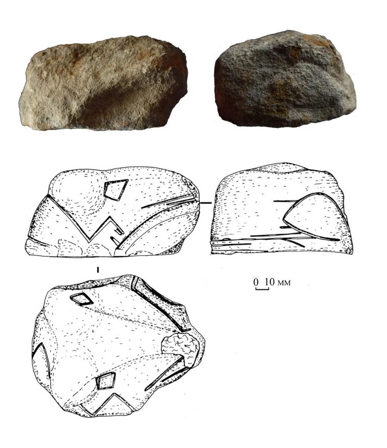 Archeologové si zatím nejsou jistí, proč tyto kameny vznikly, jako nejpravděpodobnější teorie se však jeví to, že byly součástí nějakých rituálních obřadů. Na místě bylo nalezeno ještě několik kamenů, výzkumníci se ale z pochopitelných důvodů zaměřili právě na tyto dva. Starší kámen byl nalezen v blízkosti otevřeného krbu a archeologové ho datují do doby 8 300 - 7 500 let př. n. l. Měří 13 x 6,8 centimetrů a váží téměř kilo a čtvrt. Kámen má trojúhelníkový tvar se zploštělou spodní stranou. Nahoře jsou pak vyřezané dvě oči ve tvaru kosočtverce. Naneštěstí byl tento neobvyklý nález během výkopu poškozen. Mladší kámen byl nalezen nad krbem a pochází z doby asi 7 400 let př. n. l. Je o něco menší (8,5 x 5, 8 centimetrů) a váží jedno kilo, takže se pohodlně vejde do lidské dlaně. Tento menší kámen má kulatý tvar a část jakéhosi krku.
