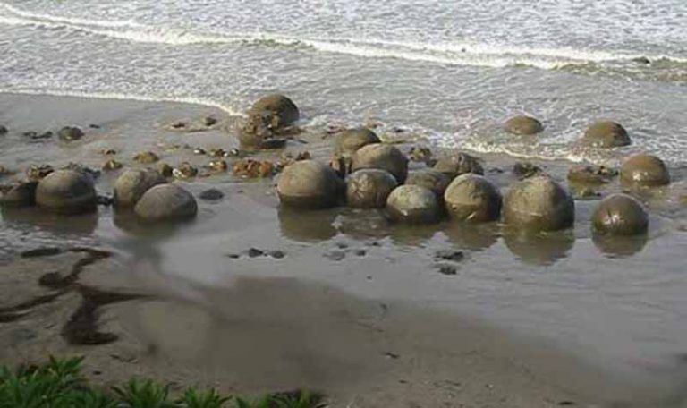 Kameny jsou i na plážích. Jak se tam dostaly?