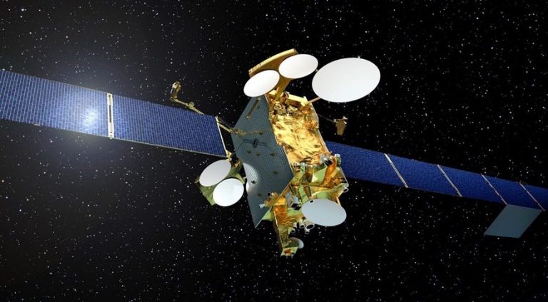 Vesmírný satelit, který může být použit při promítání reklamy