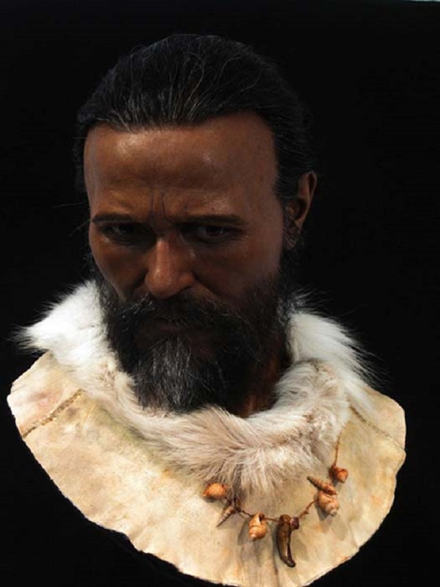 Busta člověka kromaňonského, jehož pozůstatky byly nalezeny ve Francii. Kromaňonci žili v Evropě před 35 000 až 10 000 lety. Jejich charakteristickým rysem byla velmi tmavá pleť.