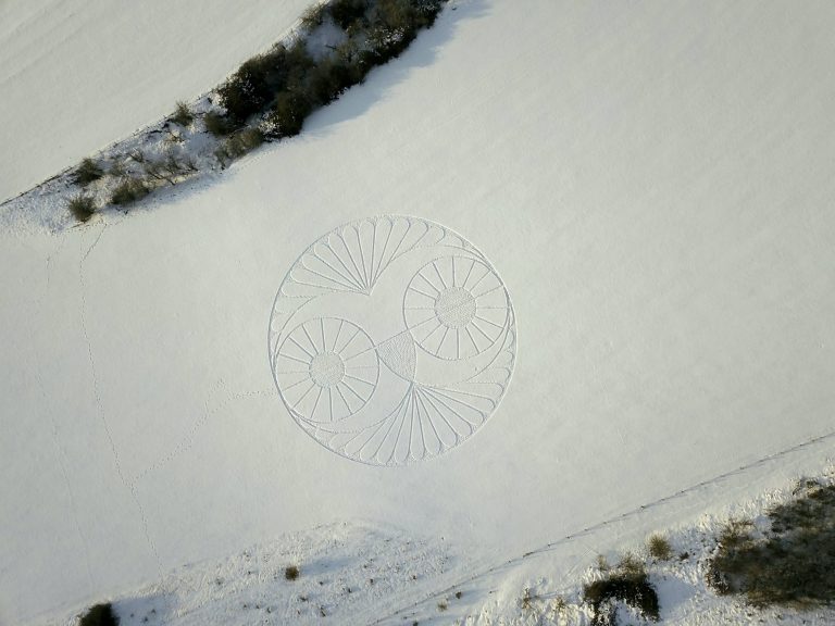 Kruhy ve sněhu ve tvaru soví hlavy