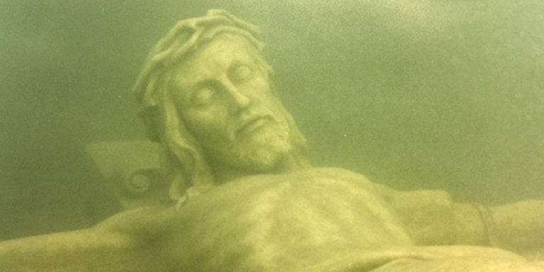Socha Ježíše ve Velkém jezeře v Michiganu