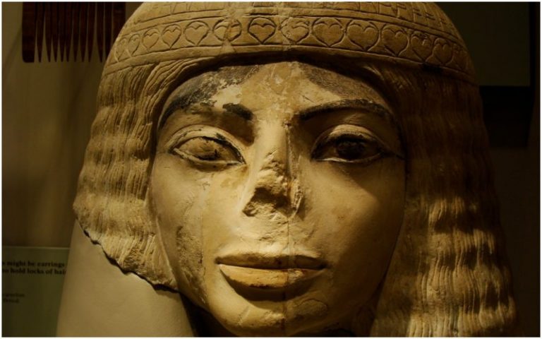 Egyptská socha bez nosu