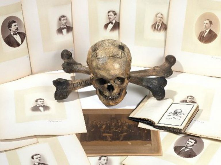 V druhé polovině 19. století se na amerických univerzitách rychle rozvíjí kultura studentských klubů a spolků, do kterých mají často vstup jen ti nejlepší nebo nějak prominentní studenti.