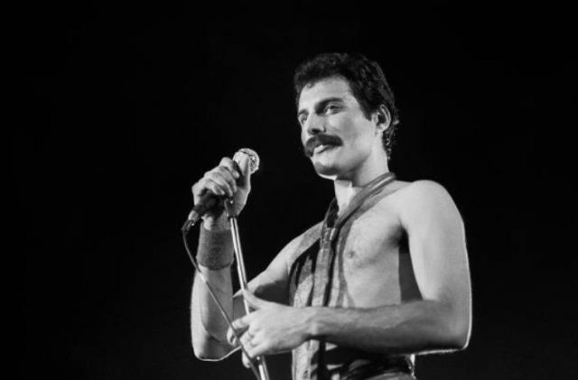 Sám Freddie Mercury se údajně tohoto čísla bál. A to natolik, že ve svých 27 letech byl na sebe velice opatrný.