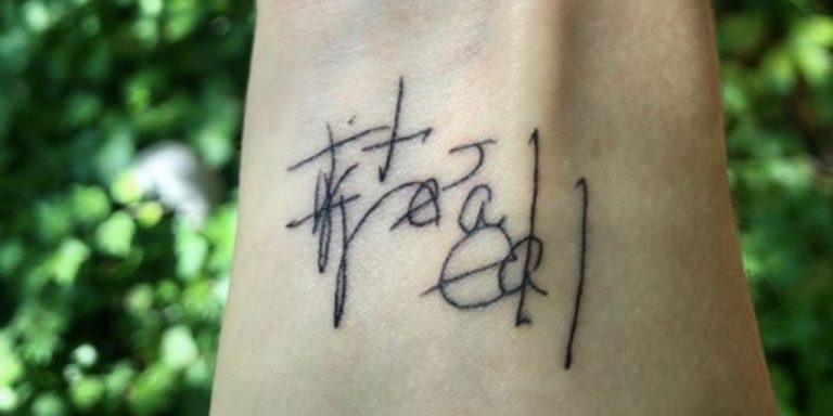 Neteř si nechala udělat tetování přesně podle toho, jakým rukopisem její teta po svém zážitku psala do bloku.