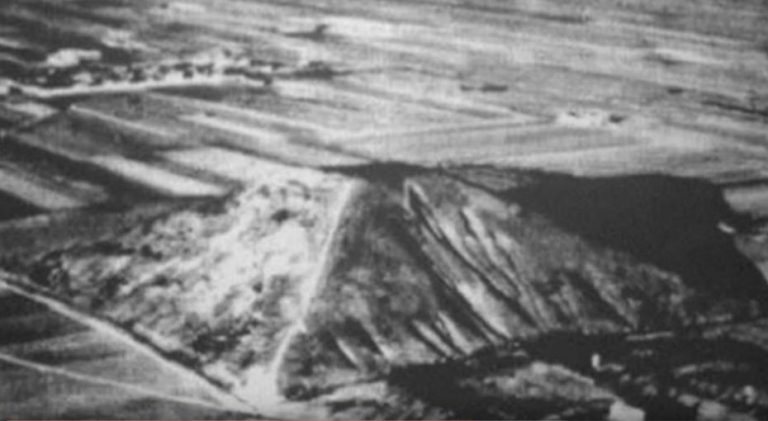 Spatřil pilot pyramidu z letadla?