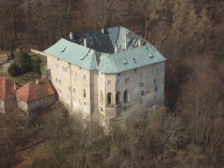 Hrad Houska je oblíbeným hradem nejen českých záhadologů dodnes.