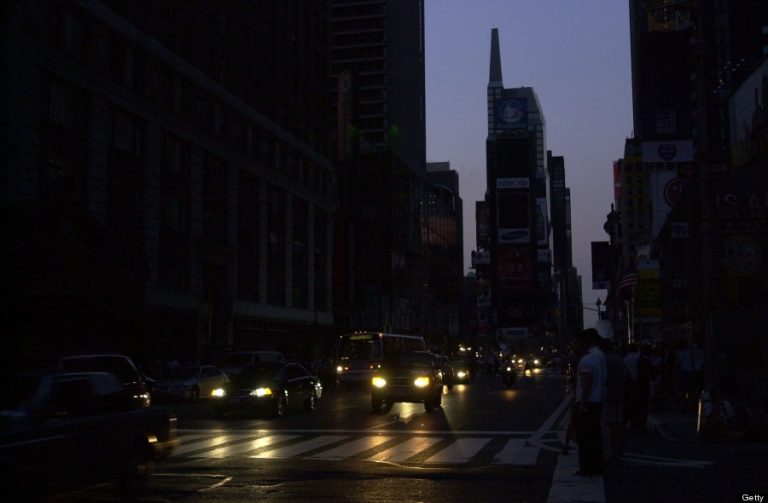Hodně neobvyklý pohled - zcela zhasnuté Times Square.