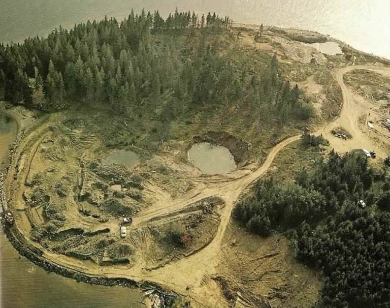 Po 200 letech hledání je kanadský Oak Island doslova provrtaný šachtami, přesto se k pokladu nepodařilo nikomu dostat. Nepomohlo ani nasazení moderní důlní techniky.