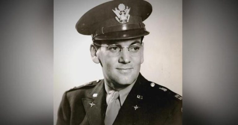 Major Miller ve vojenské uniformě