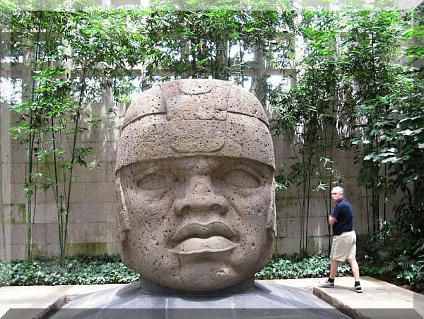 Srovnání hlavy s velikostí člověka. Je záhadou, jak mohli lidé tak obrovské hlavy v minulosti přepravovat.
