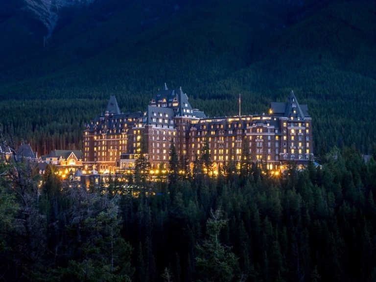 Na pohled nádherný hotel prý ukrývá hned několik temných tajemství.