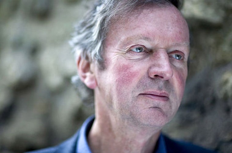 Biolog Rupert Sheldrake se teorií paměti Země zabývá.