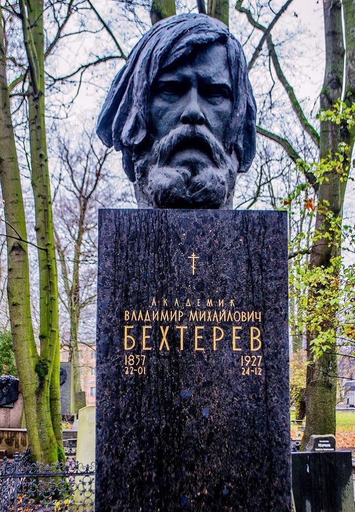 Že Bechtěrev patřil k velikánům sovětské medicíny potvrzuje i jeho náhrobek.