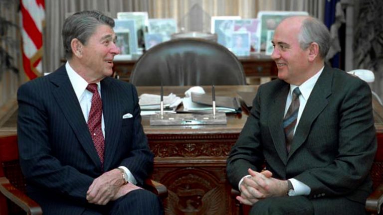 Říká se, že Quigley plánovala podle postavení hvězd veškeré schůzky Reagana s Gorbačevem. Napomola tím ke konci studené války?