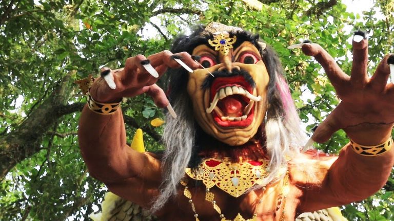 Při nejrůznějších slavnostech se na Bali objevují děsivé masky zobrazující leyaky s dlouhými špičáky a jazykem.